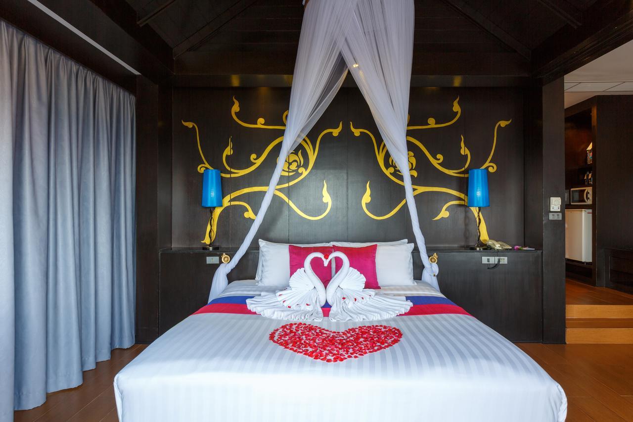 Namaka Resort Kamala Kültér fotó A bedroom at the resort