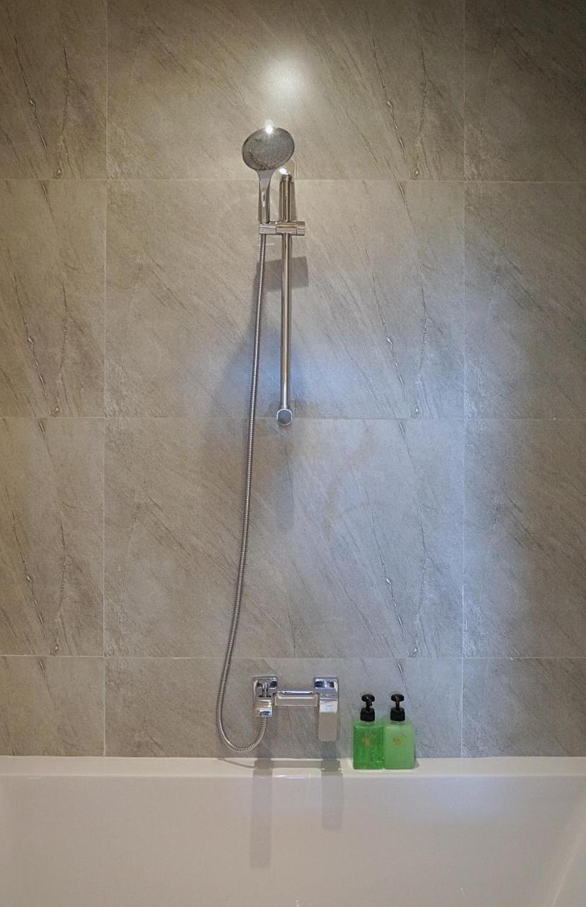 Namaka Resort Kamala Kültér fotó A shower rail