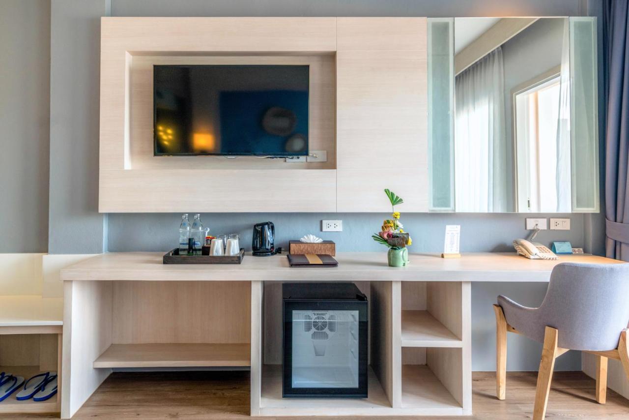 Namaka Resort Kamala Kültér fotó A mini-refrigerator in a hotel room